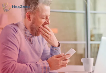 мужчина зевает